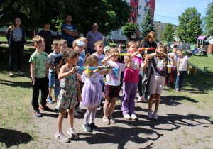 Kolejna zabawa: "Zwijanie włóczki".