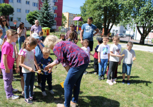 Przygotowanie do zabawy: "Wyścigi z ziemniakiem".