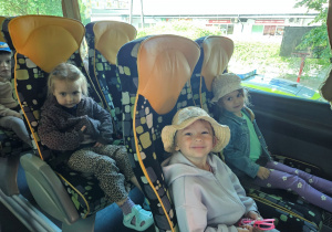 Dzieci z grupy "Biedronek" zadowolone siedzą w autokarze
