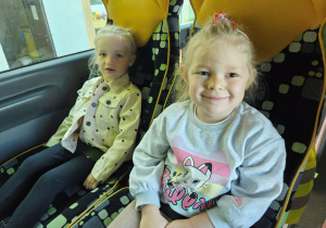Kornelia i Mia w drodze do mini zoo.