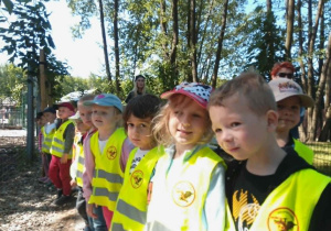 Wszyscy spokojnie czekają w cieniu na kolejną opowieść pani przewodnik.