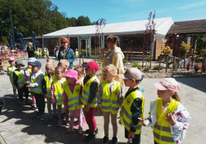 Dzieci zebrały się na zbiórkę i ruszają na zwiedzanie MiniZoo