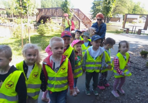 15.Dzieci przestraszył głos pawia, więc mają zaskoczone miny.