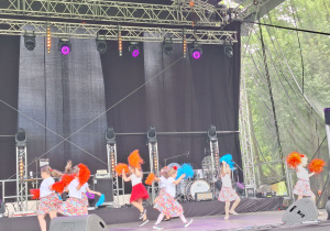 Taniec z pomponami.