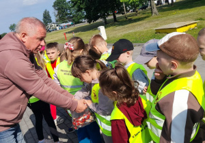Na początku wizyty dzieci Pan Dariusz Dębski powitał dzieci i poczęstował je cukierkami.