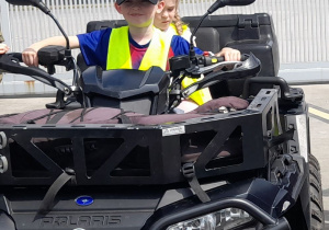 Jakub chętnie zajął miejsce przy kierownicy quadu i wiezie Hanię.