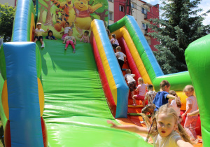 Wszyscy odważyli się wejść na dużą zjeżdżalnie i wesoło się przy tym bawią.