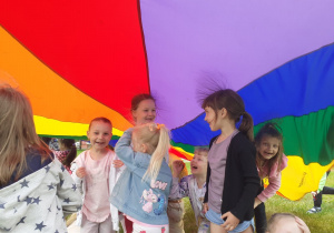 Dziewczynki stoją pod chustą animacyjną.