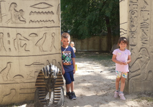 Antek i Iga przed wejściem do egipskich „wykopalisk”.