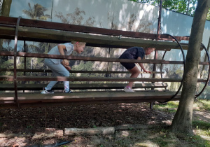 Liwia i Kaja przechodzą po torze przeszkód.