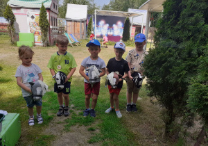 Maja z 4 kolegami ustawieni z konikami na kiju.