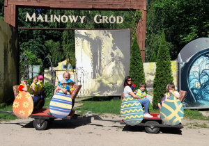 Misiaczki siedzą w wagonikach i czekają na przejazd Hogwarts Expressem.