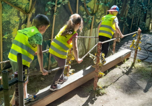 Chybotliwa kładka była dla dzieci sporym wyzwaniem.