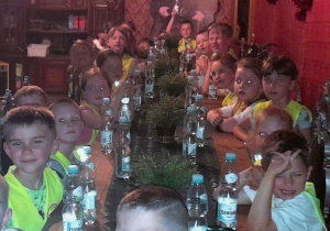 Dzieci w komnacie Harrego Pottera podczas posiłku regenerują siły przed kolejnymi atrakcjami w Malinowym Grodzie.