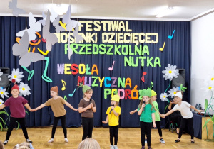 Anastazja, Maja, Hania śpiewają piosenkę „Jarzynowa gimnastyka”, Lila, Michalina, Oliwia, Emilka wykonują układ taneczny do piosenki.