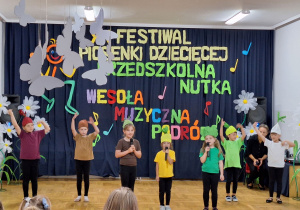 Kolejne figury wykonane przez dziewczynki do piosenki.