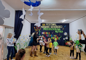 Michalinka odbiera nagrodę od przedstawicielki jury - oglądanie swoich nagród.