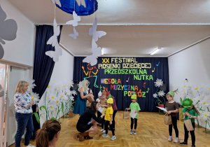 Maja otrzymuje gratulacje, dyplom i upominek od przedstawicielki jury.