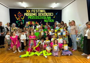 Wspólne zdjęcie organizatorów festiwalu, przedstawicieli jury, dyrektorek, nauczycielek i występujących artystów.
