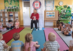 Pani Patrycja prezentuje dzieciom olbrzymią szczękę i jej uzębienie.