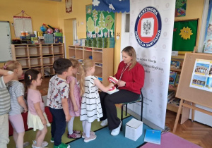 Dzieci chętnie ustawiły się w kolejce, by wyczyścić szczękę dużą szczoteczką.