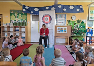 Pani Patrycja posadziła dzieci w kole i zadaje zagadki.
