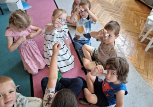 Dzieci pokazują naklejki –nagrody.