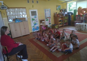 Pani z sanepidu wita się z "Żabkami".