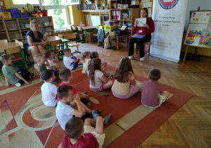 Dzieci określają jaki rodzaj szczoteczki pokazuje Pani Patrycja.