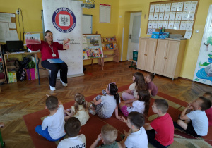 Pani Patrycja pokazuje obrazki z czystymi i brudnymi zębami.