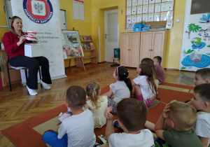 Pani Patrycja prezentuje dzieciom olbrzymią szczękę.