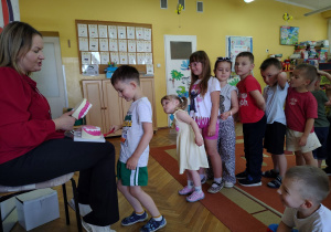 Nikodem czyści zęby na pokazowej sztucznej szczęce.