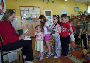 Marianka demonstruje jak czyści dolne zęby.