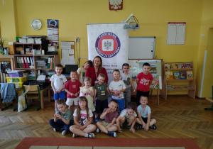 Wspólne zdjęcie prowadzącej z dziećmi z grupy "Żabki".