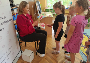 Kornela pokazuje jak oprócz zębów czyści język.
