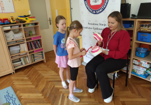 Ada pokazuje jak myje zęby.