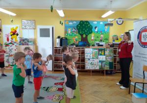 Dzieci gimnastykują się z panią Patrycją.