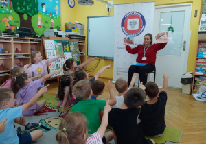 Dzieci wskazują obrazek zębów bez próchnicy.
