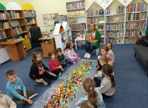Warsztaty "Misiaczków" w Bibliotece Publicznej im. Jana Łaskiego Młodszego w Łasku Filia dla dzieci- ZakoLEGOwani z książką.