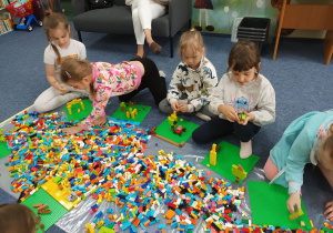 Anastazja, Ada, Łucja, Oliwia już złożyły z klocków LEGO pierwsze zwierzęta.