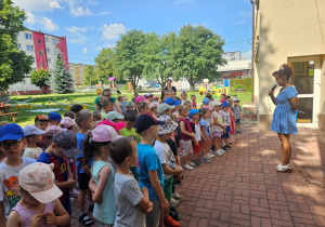 Pani Kamilka wita wszystkich przedszkolaków