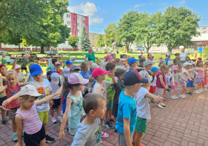 Dzieci wykonują ruchy usłyszane w piosence