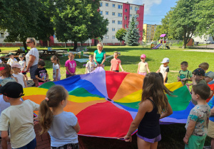 Dzieci z grupy "Misiaczków" trzymają chustę animacyjną