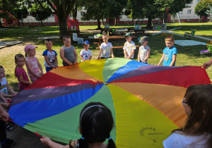 Dzieci z grupy "Żabek" trzymają chustę animacyjną