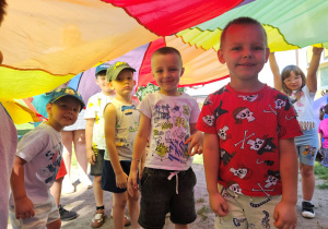 Dzieci z grupy "Żabek" chowają się pod chustą animacyjną