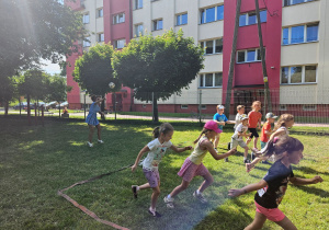 Pani Kamilka rzuca piłką podczas gry w "Zbijaka"