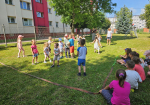 Pani Ania rzuciła piłką w Igora podczas gry w "Zbijaka"