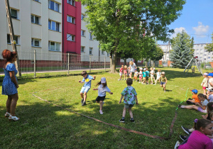 Dzieci z grupy "Słoneczek" podczas gry w "Zbijaka"