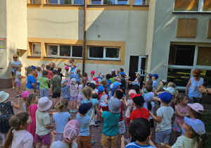 Przedszkolaki tańczą do utworu "Chu chu ua"