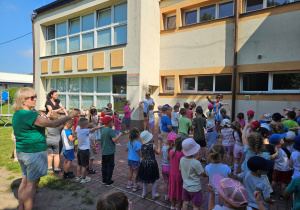Przedszkolaki wykonują ruchy do piosenki